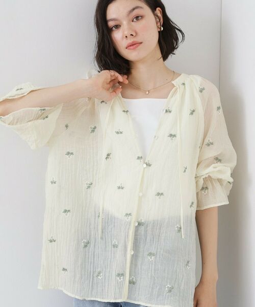 THE SHOP TK / ザ ショップ ティーケー シャツ・ブラウス | 華やぎを添える 花柄刺繍ブラウス（アイボリー(104)）