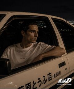 THE SHOP TK / ザ ショップ ティーケー Tシャツ | 頭文字D 別注 『フジワラ』 グラフィック半袖Tシャツ ステッカー＆チャーム付き