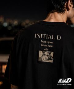 THE SHOP TK / ザ ショップ ティーケー Tシャツ | 頭文字D 別注 『フジワラ』 グラフィック半袖Tシャツ ステッカー＆チャーム付き