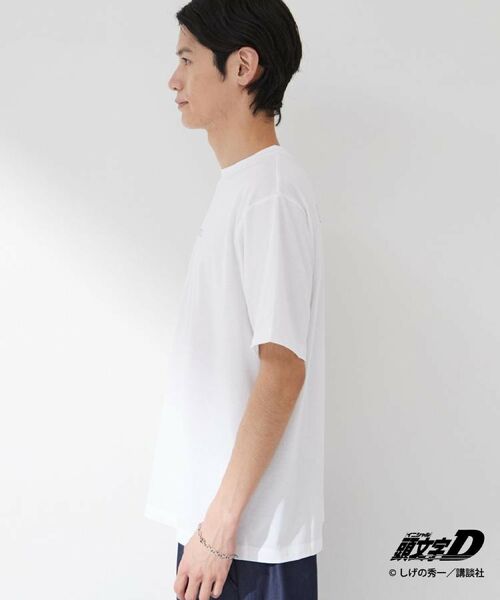 THE SHOP TK / ザ ショップ ティーケー Tシャツ | 頭文字D 別注 『フジワラ』 グラフィック半袖Tシャツ ステッカー&チャーム付き | 詳細17