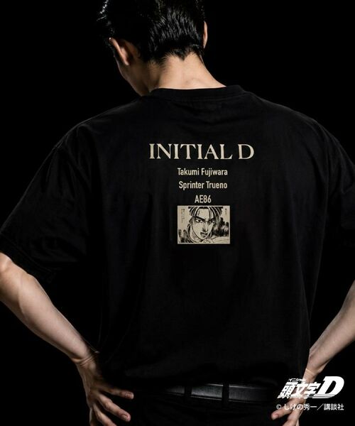 THE SHOP TK / ザ ショップ ティーケー Tシャツ | 頭文字D 別注 『フジワラ』 グラフィック半袖Tシャツ ステッカー&チャーム付き | 詳細3