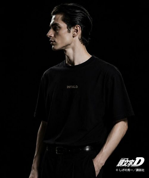 THE SHOP TK / ザ ショップ ティーケー Tシャツ | 頭文字D 別注 『フジワラ』 グラフィック半袖Tシャツ ステッカー&チャーム付き | 詳細4