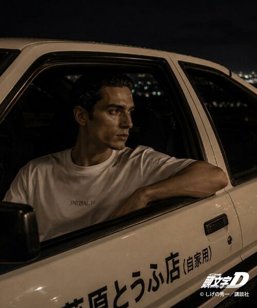 THE SHOP TK / ザ ショップ ティーケー Tシャツ | 頭文字D 別注 『フジワラ』 グラフィック半袖Tシャツ ステッカー&チャーム付き(オフホワイト(003))