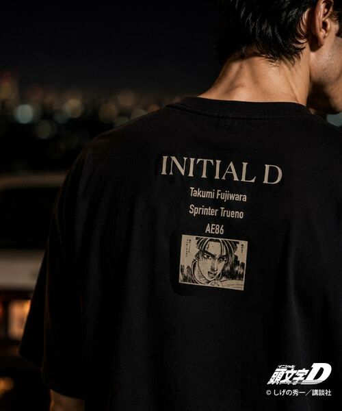 THE SHOP TK / ザ ショップ ティーケー Tシャツ | 頭文字D 別注 『フジワラ』 グラフィック半袖Tシャツ ステッカー&チャーム付き(ブラック(019))