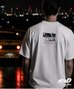 THE SHOP TK / ザ ショップ ティーケー Tシャツ | 頭文字D 別注 『タカハシ』 グラフィック半袖Tシャツ ステッカー＆チャーム付き