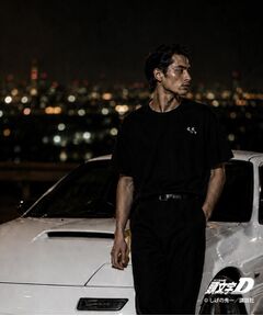 THE SHOP TK / ザ ショップ ティーケー Tシャツ | 頭文字D 別注 『タカハシ』 グラフィック半袖Tシャツ ステッカー＆チャーム付き
