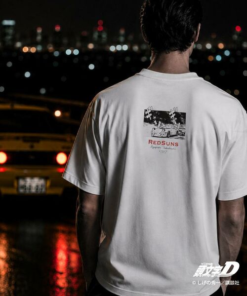 THE SHOP TK / ザ ショップ ティーケー Tシャツ | 頭文字D 別注 『タカハシ』 グラフィック半袖Tシャツ ステッカー&チャーム付き(オフホワイト(003))