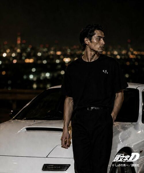 THE SHOP TK / ザ ショップ ティーケー Tシャツ | 頭文字D 別注 『タカハシ』 グラフィック半袖Tシャツ ステッカー&チャーム付き(ブラック(019))