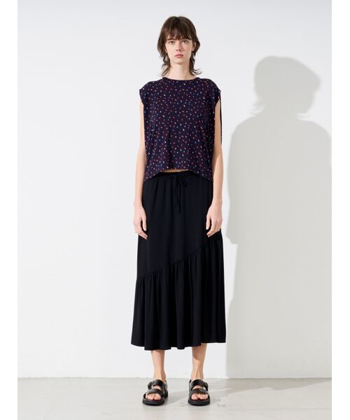 Travel line asymmetry skirt （スカート）｜three dots