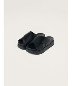 リラックス感のあるプラットフォームのクロスサンダル。<br>シンプルながらにモードを感じさせ、シックにもカジュアルにも活躍します。