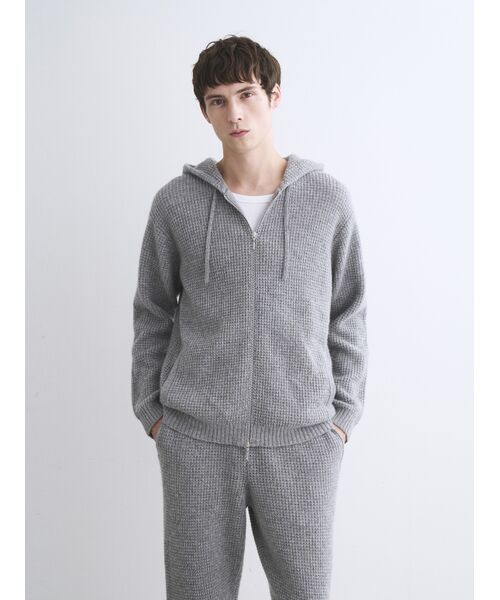 ブランド生誕30周年を記念して、光沢感のあるカシミヤ100%を贅沢に使用したスペシャルなニットが登場