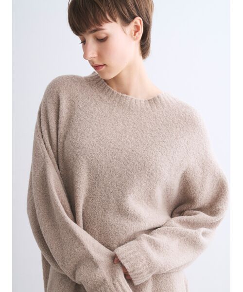 スウェットライクにすっきり着られて表情感も出せるブークレニット