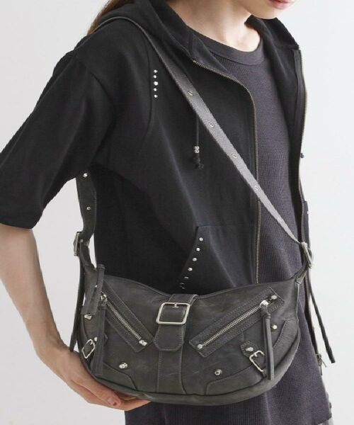 tk.TAKEO KIKUCHI / ティーケー タケオキクチ ショルダーバッグ | 【FANCYシリーズ】スタッズクレセントショルダーバッグ | 詳細23