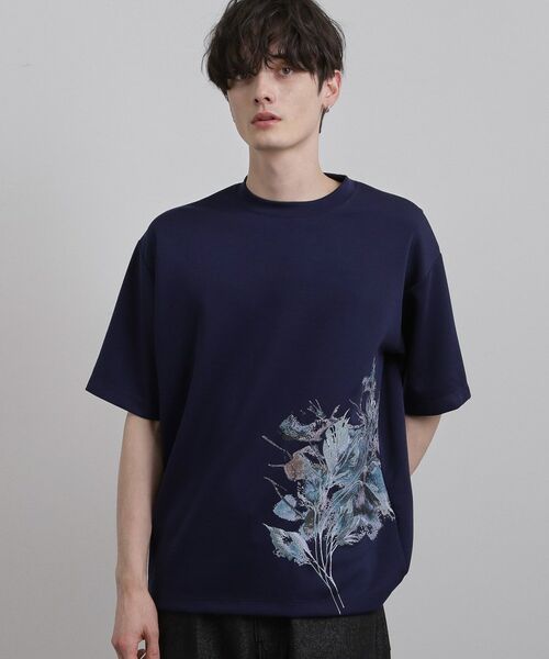 tk.TAKEO KIKUCHI / ティーケー タケオキクチ Tシャツ | リーフエンブロブラーTシャツ（ネイビー(094)）