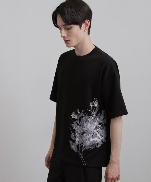 tk.TAKEO KIKUCHI / ティーケー タケオキクチ Tシャツ | リーフエンブロブラーTシャツ（ブラック(019)）
