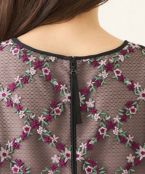 TO BE CHIC (大きいサイズ) / トゥー ビー シック (オオキイサイズ) その他トップス | 【L】フラワー刺しゅう チュニックブラウス | 詳細6