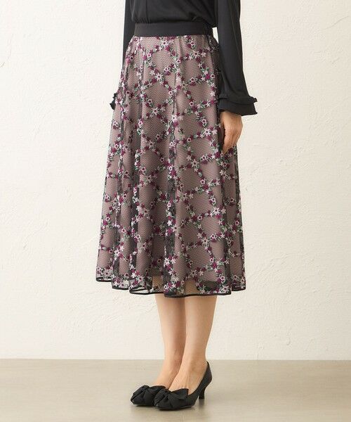 TO BE CHIC (大きいサイズ) / トゥー ビー シック (オオキイサイズ) ロング・マキシ丈スカート | 【L】フラワーチェック刺しゅう フレアスカート | 詳細3