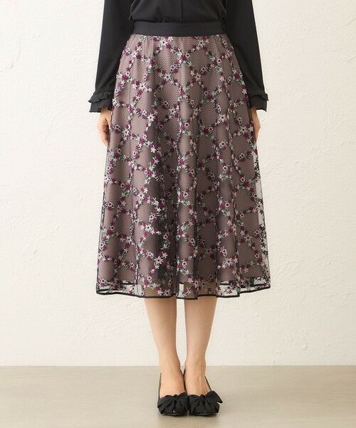 TO BE CHIC (大きいサイズ) / トゥー ビー シック (オオキイサイズ) ロング・マキシ丈スカート | 【L】フラワーチェック刺しゅう フレアスカート | 詳細2