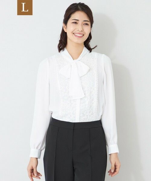 TO BE CHIC (大きいサイズ) / トゥー ビー シック (オオキイサイズ) その他トップス | 【L】フロントフラワー刺しゅう ブラウス（オフホワイト）