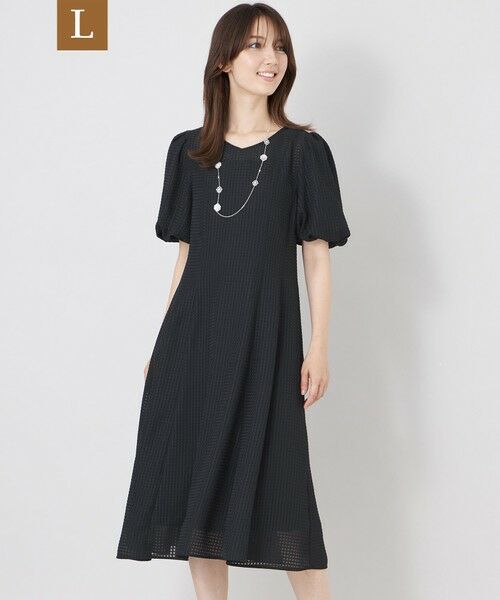 TO BE CHIC (大きいサイズ) / トゥー ビー シック (オオキイサイズ) ロング・マキシ丈ワンピース | 【L】サテンサッカーライン ワンピース(ブラック)