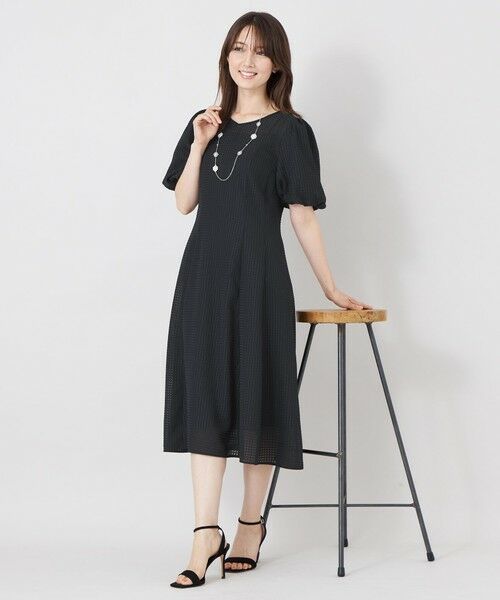TO BE CHIC (大きいサイズ) / トゥー ビー シック (オオキイサイズ) ロング・マキシ丈ワンピース | 【L】サテンサッカーライン ワンピース | 詳細3