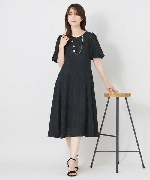 TO BE CHIC (大きいサイズ) / トゥー ビー シック (オオキイサイズ) ロング・マキシ丈ワンピース | 【L】サテンサッカーライン ワンピース | 詳細4