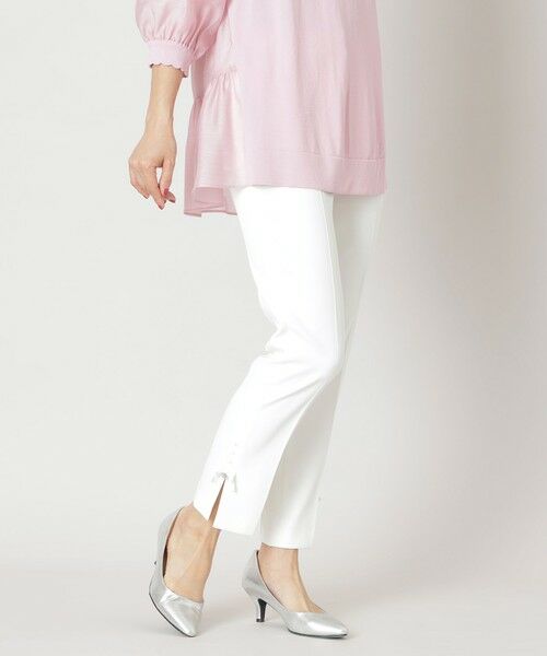 TO BE CHIC/トゥー ビー シック ボディシェル スリムパンツ オフホワイト1 42 TO BE CHIC/トゥー ビー シック ボディシェル スリムパンツ オフホワイト1 42