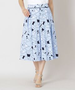 セイルプリント タックスカート<br /><br />【素材】<br />タテ糸には異収縮混繊糸を、ヨコ糸には150デニールの太めの糸を使用しているため、適度な厚みとしっかりとした質感があります。また、タテ糸が多く表面に現れる組織構造により、滑らかな手触りを実現しています。柄は、60?70年代のヴィンテージワンピースのアーカイブから着想を得たデザイン。夏らしい配色がマリンテイストを引き立てます。<br /><br />【デザイン・コーディネートポイント】<br />ウエストはヨーク切替でお腹まわりをすっきりと見せ、センターフロントにはボックスタックを施しました。スカート部分は、アウトタックとインタックを組み合わせたミックスデザインで、程よいボリューム感を演出しています。<br /><br /><br><br>※この商品はサンプルでの撮影を行っています。<br>実際の商品とイメージ、仕様が異なる場合がございます。