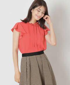 ノースリーブ フリルブラウス<br /><br />【素材】<br>細番手の強撚糸を使用した、上品なシャリ感が魅力の国産素材。二重織の構造により、薄く軽やかな風合いでありながら透けにくく、適度なハリ感を備えています。美しいシルエットと柔らかなドレープを生み出し、洗練された表情を演出する上質なファブリックです。<br><br>【デザイン・コーディネートポイント】<br>袖と襟元にあしらったフリルが華やかさを添える、可愛らしい印象のブラウス。さらりとした肌触りの合繊素材を使用しており、ご家庭でのお手入れも簡単。暑い季節にも快適に着用できる、実用性と美しさを兼ね備えた一枚です。共布のリボンは取り外し可能で、シーンに応じた着こなしをお楽しみいただけます。<br /><br><br>※この商品はサンプルでの撮影を行っています。<br>実際の商品とイメージ、仕様が異なる場合がございます。