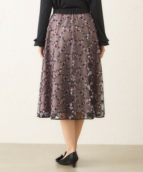 TO BE CHIC / トゥー ビー シック ロング・マキシ丈スカート | フラワーチェック刺しゅう フレアスカート | 詳細4