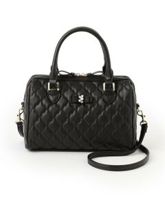 キルトボストンバッグ<br /><br />マットな合皮にオリジナル柄のキルトを施したボストンバッグです。フロントのリボンの中央にガラスビジューやパール調パーツをあしらいポイントにしました。コンパクトながらもマチがしっかりとありますので、見た目よりもしっかりと物が収納できます。取り外しできるショルダーストラップで、肩掛けやクロスボディでお持ちいただけます。<br><br>※この商品はサンプルでの撮影を行っています。<br>実際の商品とイメージ、仕様が異なる場合がございます。