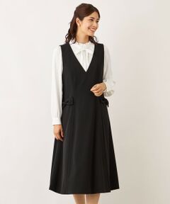 リボンモチーフ ジャンパースカート<br /><br />【素材】<br>収縮率の異なる2種類のフィラメントから構成された混繊糸を縦横に使用することで、ふくらみと程よい反発感を生み出しています。さらに、テンションをかけずに染色することで、ニットのような自然な伸縮性が加わり、快適な着心地を実現しています。<br><br>【デザイン・コーディネートポイント】<br>Vネックのジャンパースカート。パネルラインで構成されたシルエットが、美しい立体感を演出します。脇のパネルにはポケットを配置し、ポケット口には共布のリボンモチーフとビジューをあしらって、華やかさをプラス。インナーにはニットやブラウスを合わせて、季節を問わず幅広いスタイリングが楽しめる一着です。<br><br>※この商品はサンプルでの撮影を行っています。<br>実際の商品とイメージ、仕様が異なる場合がございます。