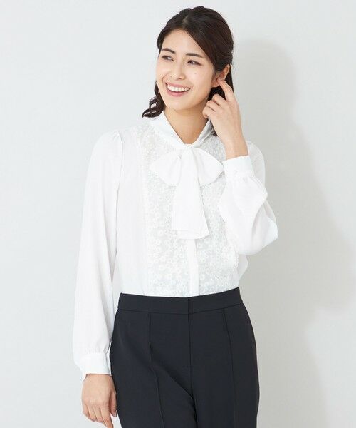 TO BE CHIC / トゥー ビー シック シャツ・ブラウス | フロントフラワー刺しゅう ブラウス（オフホワイト1）
