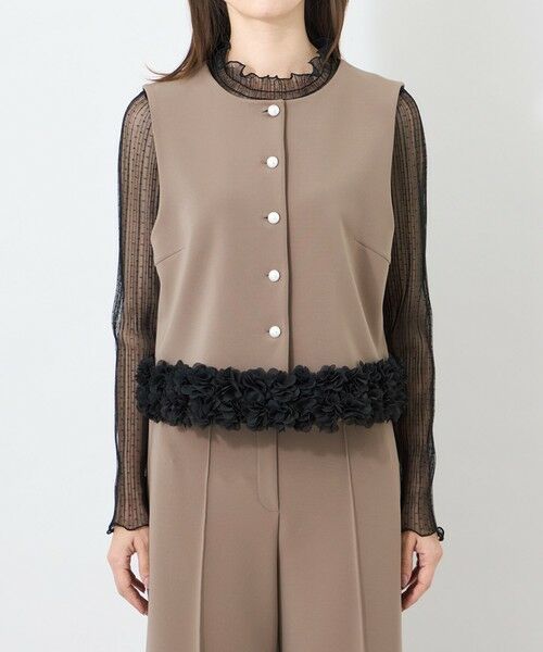 TO BE CHIC / トゥー ビー シック ノーカラージャケット | マットダンボール フリルヘムショートジレ | 詳細3