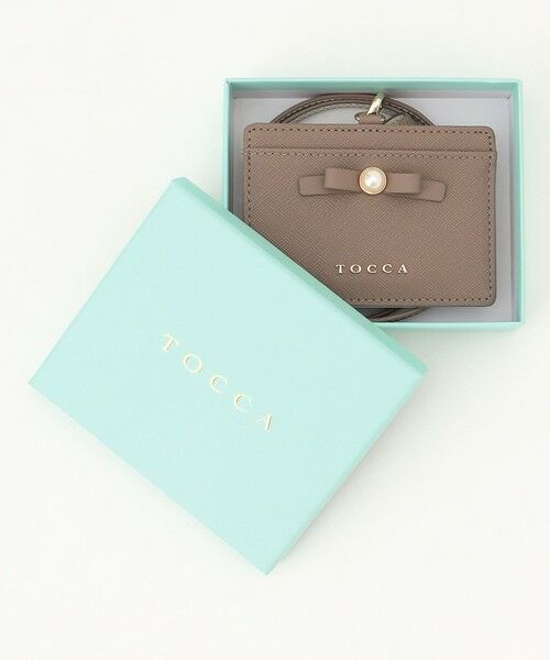 新品未使用 TOCCA 定期入れ ネックストラップ付き や