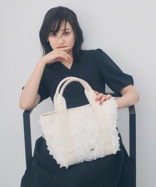 TOCCA/トッカ IN THE GARDEN キャンバストートバッグ オフ系 F TOCCA/トッカ IN THE GARDEN キャンバストートバッグ オフ系 F