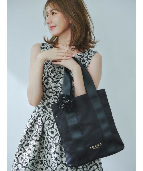 TOCCA/トッカ 【アップサイクルコサージュ付き・美香＆Lov?coコラボ・数量限定・A4サイズ対応】FLOWER IN HEART BAG バッグ ブラック×カーネーション F