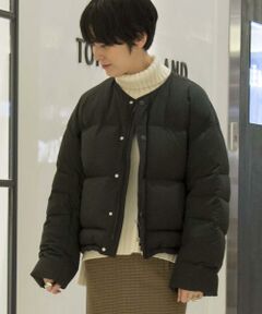 軽く、さらりとしたタッチのポリエステル素材を使用したダウンジャケット。<br>ボリュームのあるスリーブにコンパクトなボディのシルエットでトレンド感のあるバランスに仕上げました。<br>ダウン特有の縫い目がないシームレスのデザインでミニマルな印象に。<br>短めの着丈なのでスリム・ボリュームどちらのボトムスにも相性良く合わせていただけます。<br>コーディネートに旬の表情をプラスしてくれるアイテム。<br><br>2018AW商品<br><br><b>店舗にお問い合わせの際は、下記の品番をお申し付けください。<br>品番:12078407701</b><br><br>※※ダウン製品のお取扱い※※<br>雨や雪に濡れた際は、濡れたままにしておくと羽毛にカビが発生しますので、早めに十分乾燥させて下さい。<br>また、クリーニング店に出される際はダウン製品であることをお伝え下さい。<br>保管の際は高温多湿を避け、ふくらみをつぶさないようゆったりと収めるようお願いいたします。