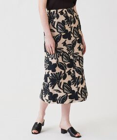 ボタニカルモチーフを織り柄で表現した〈Ballsey〉オリジナル素材のスカート。<br>ジャカードならではのほど良いハリ感があり、どの角度から見ても美しい立体的なシルエットが魅力です。<br>すっきりとしたIラインとミディ丈でクラシカルかつエレガントな印象ながら、ウエストにゴムを使用することで穿き心地の良さも両立させた一着。<br>バックスリットで後ろ姿にシャープかつ女性らしいアクセントをプラスしました。<br>シンプルなブラウスやニットなどを合わせるだけでスタイリングが決まる主役級のアイテム。<br><br>2021SS商品<br><br><b>店舗にお問い合わせの際は、下記の商品番号をお申し付けください。<br>商品番号:11-05-12-05301</b><br><br>※※大変デリケートな素材です。<br>素材表面の組織・糸質などから引っ掛けやすい為、やさしいお取扱いをお願いします。