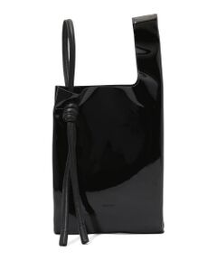 定番人気のショッピングバッグにエナメル素材が登場。<br>きれいめからカジュアルまでさまざまなスタイリングにマッチする一品です。<br><br>〈ORSETTO（オルセット）〉<br>デザイナー熊野よう子が2016年に立ち上げたバッグブランド。<br>イタリア語で小ぐまを意味する〈ORSETTO〉は良質素材と丁寧な仕立てをベースに、機能を兼ね備えたデザインをプラス。<br>無骨さと可愛らしさを併せ持ち、使い手に寄り添い、時間の経過と共に表情が変わってゆく経年変化も楽しんで欲しい、をコンセプトに日常に溶け込むデイリーアイテムを展開している。<br><br>2021AW商品<br><br><b>店舗にお問い合わせの際は、下記の商品番号をお申し付けください。<br>商品番号:26-03-15-03015</b>