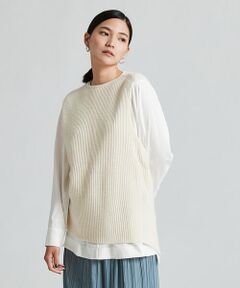 ウール、カシミヤとセーブル、上質な三種類の素材をミックスして編み上げたニットシリーズ。<br>ふんわりとした温かみのある風合いとソフトなタッチが魅力です。<br>ベストはコンパクトなネックラインでシンプルな印象のフロントに対し、バッククロスのデザインがほど良いモード感を感じさせる一着。<br>ヒップにかかる着丈でパンツにはもちろん、スカートともバランスよく合わせていただけます。<br>前後逆にも着用可能で、クロスを前にする際は襟ぐりを少し後ろに抜いて着こなすのがおすすめ。<br>Tシャツを合わせてカジュアルにも、シャツと重ねたクリーンな着こなしなどさまざまなレイヤードスタイルをお楽しみいただけるアイテムです。<br><br>2021AW商品<br><br><b>店舗にお問い合わせの際は、下記の商品番号をお申し付けください。<br>商品番号:11-02-15-02306</b><br><br>※※こちらの製品は、独特のぬめりのある柔らかな風合いと上品な光沢感が特徴の大変デリケートな素材です。<br>毛玉ができやすい為、着用後は毛足の柔らかなブラシで乱れた毛並をやさしく解きほぐしてください。<br>その他お取扱い上の注意をよくご確認の上、ご使用をお願いいたします。