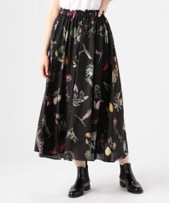 〈CABaN〉オリジナルのBOTANICALプリントが印象的なシャツ。<br>1810年の銅版画手彩色による美しい植物図譜から引用した、瑞々しさやクリアな印象に拘ったモチーフがポイントです。<br>繊細で滑らかなシルク素材を使用し、柔らかい表情に。<br>ウエストはゴムで穿きやすいのはもちろん、ミディ丈や広がり過ぎずほど良いボリューム感のフレアシルエットで大人の雰囲気をプラスしてくれます。<br>ウエスト内側にはストラップが付いているため、肩にかけてワンピースとしても着用可能。<br>内側のゴムは引き出せるデザインに仕上げ、ゴム寸の調整を可能にしました。<br><br>2021AW商品<br><br><b>店舗にお問い合わせの際は、下記の商品番号をお申し付けください。<br>商品番号:39-05-14-05001</b>