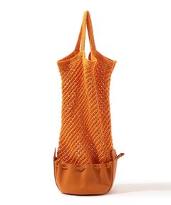 ネット編みとレザーのコンビネーションのユニークなフォルムが魅力的なバッグ。<br>ネットバッグとしてはもちろん、コンパクトに折り込むことで巾着型のバッグとしてもお使いいただけます。<br>シンプルなスタイリングのほど良いアクセントにおすすめ。<br><br>〈HEREU（ヘリュー）〉<br>スペイン・マヨルカ島の伝統を受け継ぐブランド。<br>伝統的なものづくりを意識しながら作られているアイテムは、トラディショナルでありながら機能的なデザインが特徴です。<br><br>2022SS商品<br><br><b>店舗にお問い合わせの際は、下記の商品番号をお申し付けください。<br>商品番号:93-03-21-03038</b>