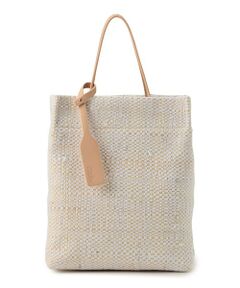 涼しげな印象を与えるナチュラルホワイトのトートバッグ。<br>マダガスカルで作られたラフィアと綿の手織り生地の素材感が魅力です。<br>ハンドルに使用したヌメ革の経年の色変化をお楽しみください。<br><br>〈Ele`Sac（エルサック）〉<br>2019年にスタートしたブランド。<br>装いに喜びを与えてくれる色や温もりを感じられる素材を用いた、季節を楽しませてくれるデザインが魅力です。<br>インド洋に浮かぶマダガスカルの伝統的なモノづくりを取り入れた〈Ele`Sac〉は女性の美しい時間に彩りを添えます。<br><br>※商品の色味は、商品単体の画像をご確認ください<br><br>2023SS商品<br><br><b>店舗にお問い合わせの際は、下記の商品番号をお申し付けください。<br>商品番号:27-03-32-03018</b>