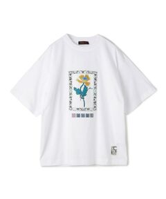 今季のArt Tシャツは”IBIZA”。<br>イビザのエネルギッシュで開放的な空気感からインスピレーションを受け、多様な花モチーフをあしらったラインアップです。<br>デザイナーがパリで集めてきた古書や資料。<br>とんでもなく大きなビンテージファブリックの本、石鹸や香水の広告集、植物の描かれた大判のドミノペーパーなど。<br>これらの中から19世紀ヨーロッパの壁紙用ドミノペーパーと古いテキスタイルファブリックに描かれた花のモチーフを選び使用しました。<br>鮮やかな色使いのアーティスティックなスケッチを、刺繍やプリントによってリズミカルに配置した明るく華やかで大胆なアートが魅力。<br>ブランド定番のスビンコットンを使用し、印象的なイエローフラワーを囲むアールデコ調のフレームに丁寧に1針1針手刺繍を施した一着です。<br>裾には1点1点手作業でフリンジを施した、キャンバス地のブランドアイコンのネームを。<br><br>※商品の色味は、商品単体の画像をご確認ください<br><br>2023SS商品<br><br><b>店舗にお問い合わせの際は、下記の商品番号をお申し付けください。<br>商品番号:59-03-31-03006</b>