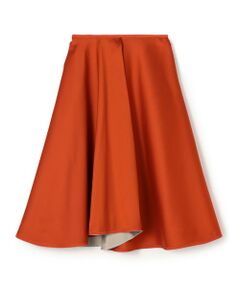 タテ糸とヨコ糸の色を変えて交織することで生まれる、絶妙で奥深い色合いが魅力的なタフタ素材のスカート。<br>シルク混ならではの光沢感が上品な雰囲気を演出してくれます。<br>すっきりとしたウエストラインにタックによって生まれるボリュームシルエットでエレガントな女性らしいバランスに。<br>ブラック×ブルー・オレンジ×ベージュの2色展開でリバーシブルで着用でき、気分やシーンに合わせてベーシックカラーとヴィヴィットカラーを使い分けていただけます。<br>パンプスにはもちろんフラットシューズやブーツとも好相性の絶妙な丈感もポイント。<br>スタイリング次第でオンオフ問わず幅広いシーンでお召しいただけるアイテムです。<br><br>※商品の色味は、商品単体の画像をご確認ください<br><br>2023AW商品<br><br><b>店舗にお問い合わせの際は、下記の商品番号をお申し付けください。<br>商品番号:14-05-34-05001</b><br><br>※※シルク素材のお取扱い※※<br>大変デリケートな素材です。<br>紫外線に弱く色褪せしやすいため、保管には十分ご注意下さい。<br>また、水分に弱く、特に色鮮やかなものほどシミになりやすいため、汗や雨に濡れた場合は早めにタオルなどで吸い取って下さい。<br>毛羽立ち、白化、色落ちの原因となるため擦らないようお願いします。