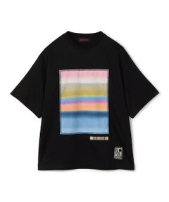 ブランド定番のArt T shirtsが今季も登場。<br><br>繊維が細く長く柔らかい高級天然繊維のSUVIN COTTONを使用したシリーズ。<br>滑らかな質感と美しい表面感が魅力です。<br>ドロップショルダーでゆったりとしたボックスシルエット。<br>衿は極細番手のコットンを使用したニットを編み立てています。<br>素材の良さに加え、細部にまで贅沢に丁寧に作り込まれた一枚。<br>グラフィックには、パリで出会ったグラデーションが美しいオイルパステル画をモチーフに。<br>パステルの柔らかさを再現したプリントと〈CABaN〉ロゴをパッチワークしました。<br>ハンドステッチの枠取りが施されたクラフト感のあるデザインもポイント。<br>ユニセックスでご着用いただけます。<br><br>※商品の色味は、商品単体の画像をご確認ください<br><br>2024SS商品<br><br><b>店舗にお問い合わせの際は、下記の商品番号をお申し付けください。<br>商品番号:59-03-41-03009</b>