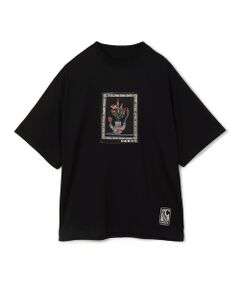 ブランド定番のArt T shirtsが今季も登場。<br><br>繊維が細く長く柔らかい高級天然繊維のSUVIN COTTONを使用したシリーズ。<br>滑らかな質感と美しい表面感が魅力です。<br>ドロップショルダーでゆったりとしたボックスシルエット。<br>衿は極細番手のコットンを使用したニットを編み立てています。<br>素材の良さに加え、細部にまで贅沢に丁寧に作り込まれた一枚。<br>アフリカに生育するワイルドフラワーをモチーフにアーティーな図案に落とし込んだエンブロイダリーモチーフのTシャツ。<br>太番手の糸を使用しているのでエネルギッシュな雰囲気とクラフト感がある仕上がりになっています。<br>モチーフを囲む枠にもアフリカンパターンでよく使用されるものを取り入れてアレンジ。<br><br>※商品の色味は、商品単体の画像をご確認ください<br><br>2024SS商品<br><br><b>店舗にお問い合わせの際は、下記の商品番号をお申し付けください。<br>商品番号:59-03-41-03007</b>