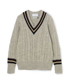 英〈RICHMOND KNITWEAR〉へモデルとカラーリングを別注したクリケットセーター。<br>スクール感を抑えた配色で、シャツだけでなくカットソーなどと相性も良く、1枚で様になる一品に仕上げました。<br><br>英国伝統のクリケットセーターをベースに、袖と裾のリブの長さを短く変更、シルエットもスッキリとさせて、モダンな着用感に別注、アップデートしています。<br>素材にはブリティッシュウールを用いて、しっかりと厚みのある編地に仕上がっております。<br>暖かく、柔らかな生地感はより着込む程に増していきます。<br><br>〈RICHMOND KNITWEAR〉<br>1990年にイギリスで創設された【CRYSTAL KNIT WEAR LIMITED】によるファクトリーブランド。 英国製のブリティッシュウールをメインに様々なニット製品を手掛け高いクオリティーが世界中で評価されています。 本国のスクールセーターやクリケットセーター、セレクトSHOP等の数々のOEMをこなし、 しっかりとした強度の編みでクオリティー高い商品を作り続けています。<br><br>※商品の色味は、商品単体の画像をご確認ください<br><br>2024AW商品<br><br><b>店舗にお問い合わせの際は、下記の商品番号をお申し付けください。<br>商品番号:61-02-44-02003</b>