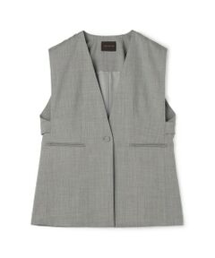 なめらかな手触りでコシのある細い梳毛素材を使用したセットアップシリーズ。<br>シワになりにくくほど良い伸縮性もあり、デイリー使いしやすいのも魅力です。<br>ジレは深めのサイドベンツとくるみボタンがデザインポイントで、ボクシーなシルエットで適度にリラックス感を感じる一着。<br>後ろ脇に配したアジャストボタンで着こなしに合わせてウエストのシェイプ具合を調整していただけます。<br>ブラウスを合わせたきれいめな着こなしはもちろん、Tシャツやニットを合わせてカジュアルダウンするのもおすすめ。<br>スタイルを問わず幅広いコーディネートに活躍してくれる上質なプラスワンアイテムです。<br>同素材のパンツ（商品番号：13-04-52-04355）とセットで着用いただけます。<br><br>■素材情報<br>厚み：普通<br>透け感：なし<br>光沢：なし<br>伸縮性：ややあり<br>手洗い：不可<br>裏地：あり（総裏）<br><br>※商品の色味は、商品単体または素材アップ画像をご確認ください<br><br>2025SS商品<br><br><b>店舗にお問い合わせの際は、下記の商品番号をお申し付けください。<br>商品番号:13-07-52-07355</b>